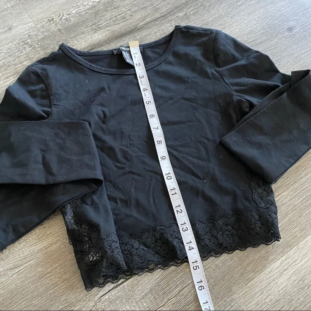 Nwot Lace accent crop top